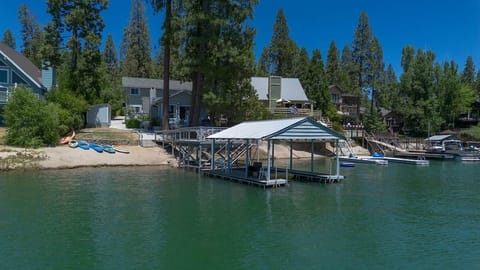 Lakefront cabin, private deck, dock and beach. Quiet and calm water cove between Pines Marina and Sheriff Tower