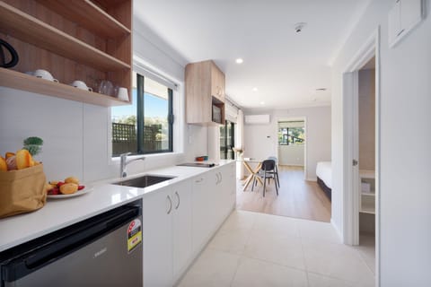 Deluxe Apartment, 1 Bedroom | Bathroom | Shower, hair dryer, towels