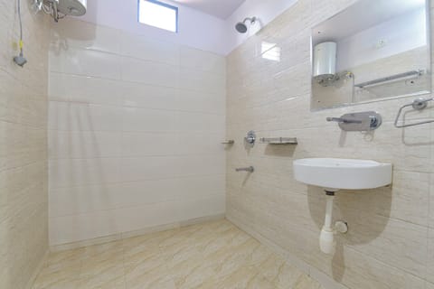 Premium Room | Bathroom | Shower, rainfall showerhead, free toiletries, towels