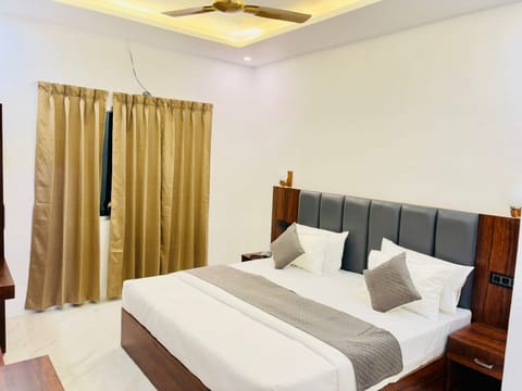 Deluxe Room | Rollaway beds, bed sheets