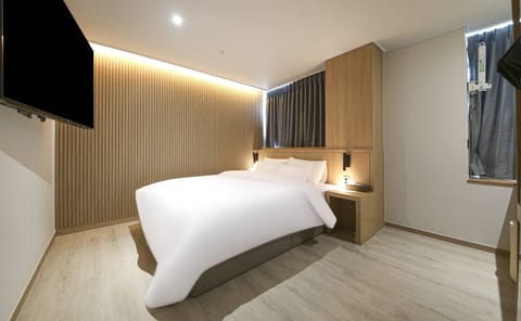 Luxury Double Room, City View | Desk, laptop workspace, free WiFi