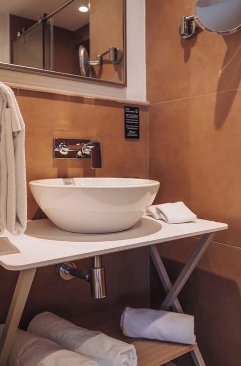 Standard Room | Bathroom | Shower, free toiletries, hair dryer, bathrobes
