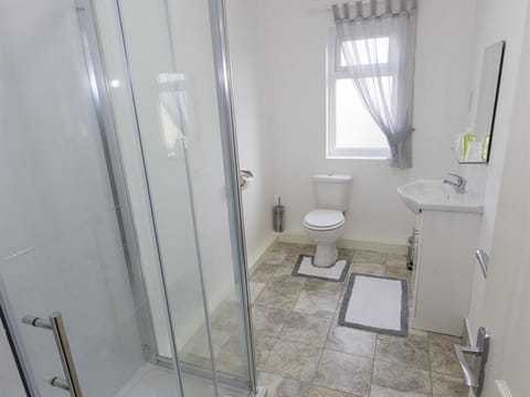 Standard Double or Twin Room | Bathroom | Free toiletries, hair dryer, slippers, towels
