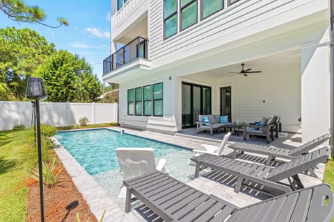Private Pool with Sun Shelf and In-Pool Loungers