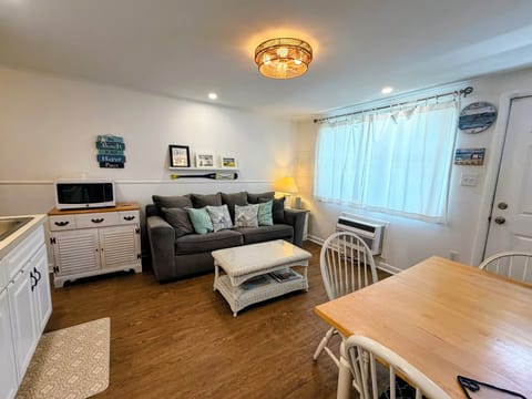 microwave, dining/kitchen/living room, control, oven, television, stovetop, 