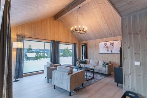 House, 4 Bedrooms, Balcony, Mountain View | Living area