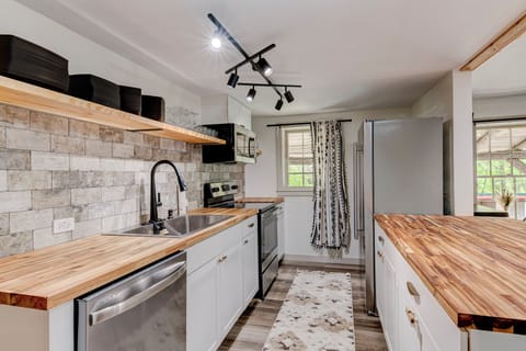 Microwave, coffee/tea maker, cleaning supplies, kitchen islands