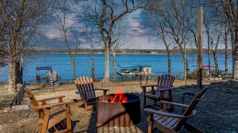 Backyard, lake view fire pit!