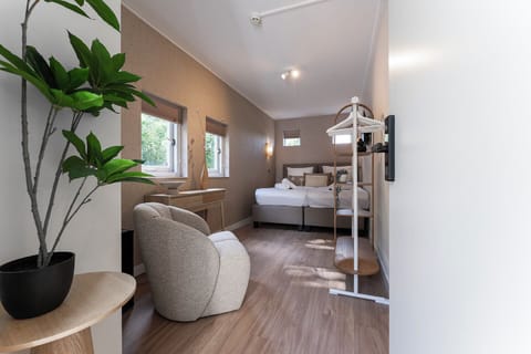 Cozy modern bedroom in Tilburg with free parking, fast WiFi, and relaxing atmosphere.