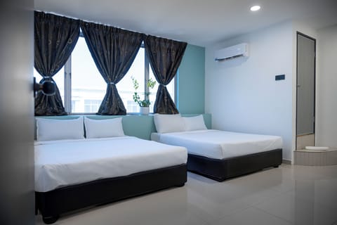 Family Room | Desk, iron/ironing board (on request), WiFi (free)