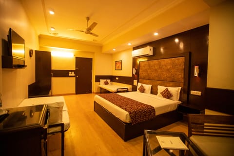 Family Room | Minibar, in-room safe, desk, laptop workspace