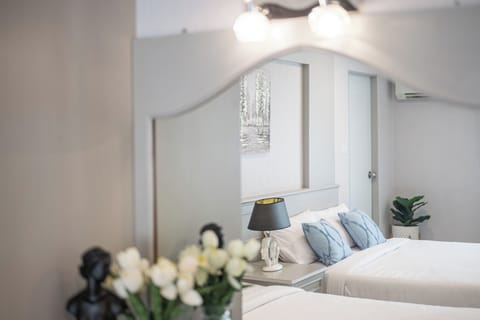 Family Room | Desk, blackout drapes, free WiFi