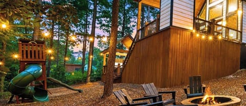 Welcome to Bearfoot Retreat! A modern and cozy 3 bedroom cabin close to attractions