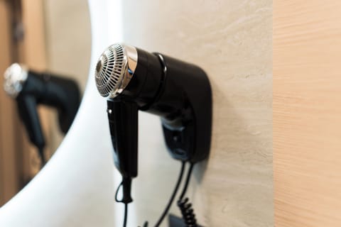 Deluxe Twin Room | Bathroom | Shower, free toiletries, hair dryer, slippers