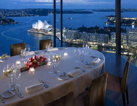 2 restaurants; breakfast, lunch, and dinner served