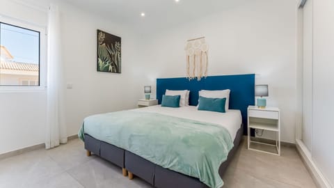 Tranquil and elegant, this serene bedroom boasts a plush bed and warm, inviting tones. #PeacefulNights #ElegantDesign #Comfort #Algarve