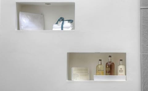 Executive Room, 1 King Bed, Sea View | Bathroom amenities | Jetted tub, designer toiletries, hair dryer, bathrobes