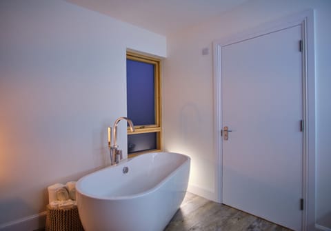 Deluxe Chalet, 2 Bedrooms | Bathroom | Jetted tub, designer toiletries, hair dryer, bathrobes