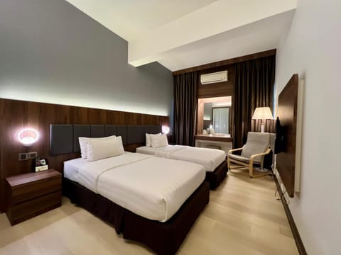 Business Twin Room | Minibar, in-room safe, desk, soundproofing