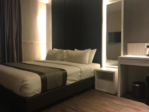 Executive Suite | Desk, iron/ironing board, free WiFi, bed sheets