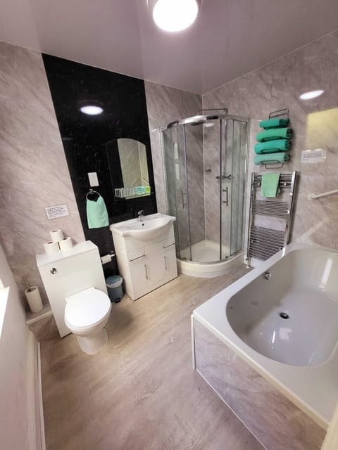 Family Room | Bathroom | Shower, towels