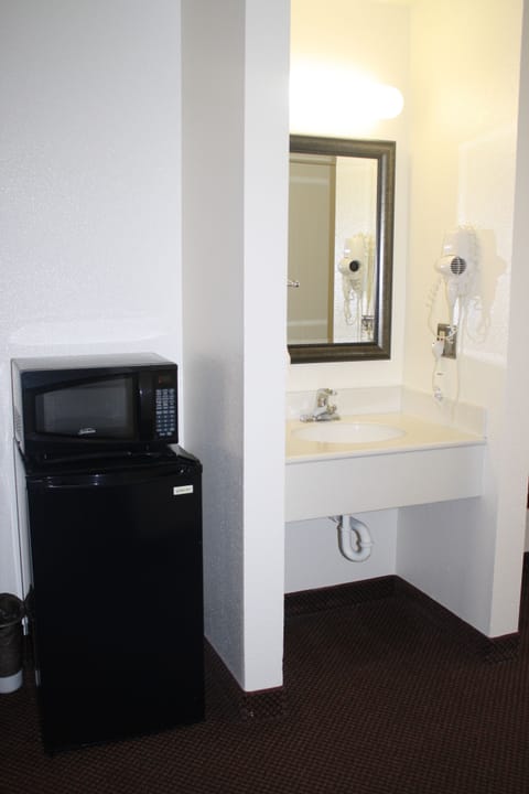 Room, 2 Queen Beds | Mini-refrigerator