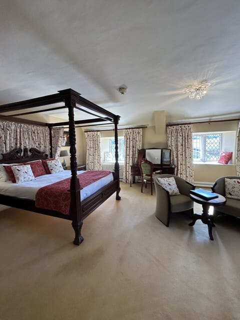 Le Meschin King Four Poster | Iron/ironing board, free WiFi, bed sheets