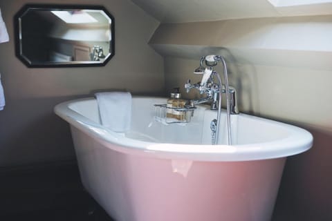 Suite (9) | Bathroom | Free toiletries, hair dryer, towels