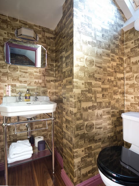 Superior Double Room (8) | Bathroom | Free toiletries, hair dryer, towels