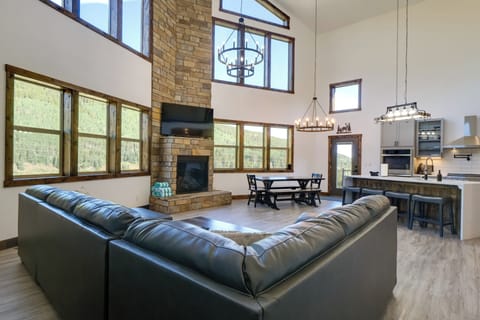 Blue River Vacation Rental | 4BR | 3BA | 3,400 Sq Ft | 3 Steps to Enter