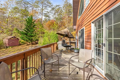 Wooded Cabin Escape w Fire Pit & Family Ready Cabin in Shenandoah Valley