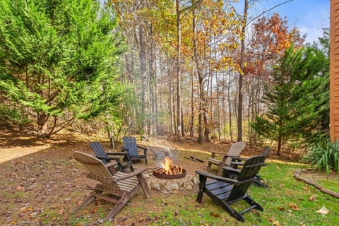 Wooded Cabin Escape w Fire Pit & Family Ready Cabin in Shenandoah Valley