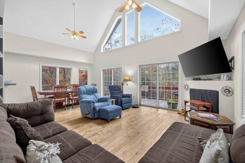 Wooded Cabin Escape w Fire Pit & Family Ready Cabin in Shenandoah Valley