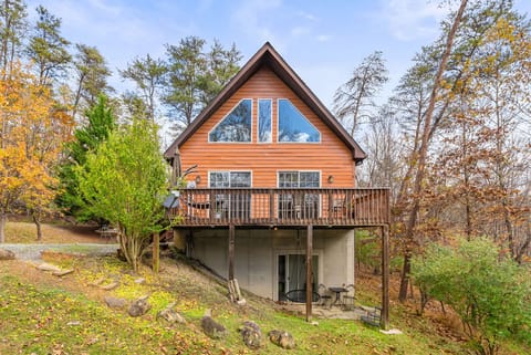 Wooded Cabin Escape w Fire Pit & Family Ready Cabin in Shenandoah Valley