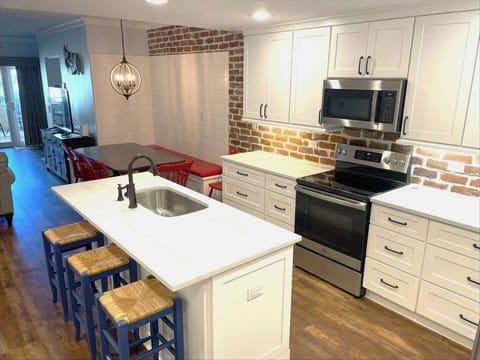 Ocean Pearl - large beautifully appointed, fully stoeked kitchen