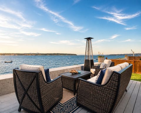 Private Beachfront Deck - Panoramic Ocean Views / Ideal Sunset Gatherings