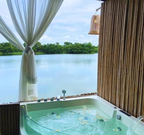 Basic Room, Lanai | Deep soaking bathtub