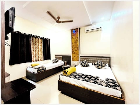 Deluxe Triple Room, Air conditioning | Hypo-allergenic bedding, desk, soundproofing, free WiFi
