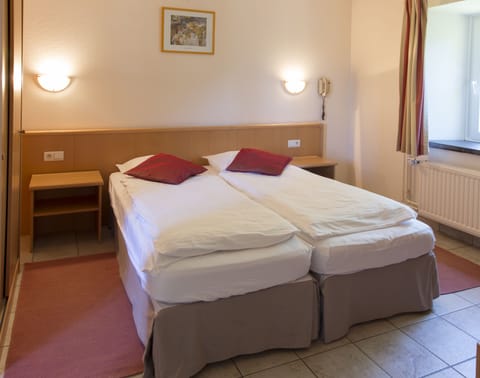 Standard Double or Twin Room | Desk, cribs/infant beds, rollaway beds, free WiFi
