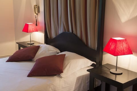 Desk, cribs/infant beds, rollaway beds, free WiFi