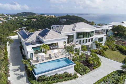 Bakkero Villa has a wrap around driveway that makes parking easy