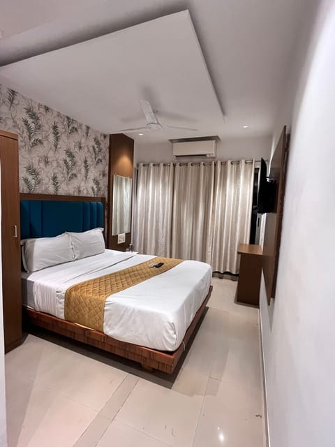Double Room | Desk, laptop workspace