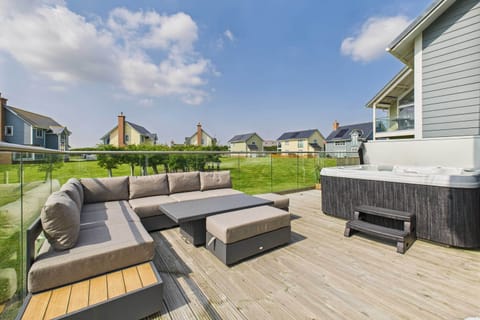 Bayview Lodge, Beadnell - Host & Stay