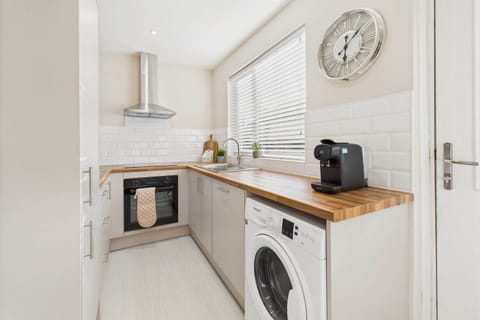 House | 3 bedrooms, desk