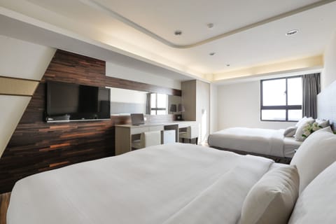 Desk, soundproofing, free WiFi, bed sheets