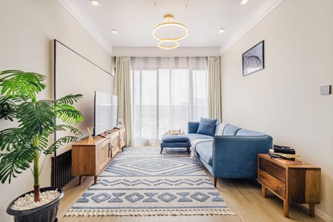 Apartment, 1 Bedroom, Accessible | Living room | Books