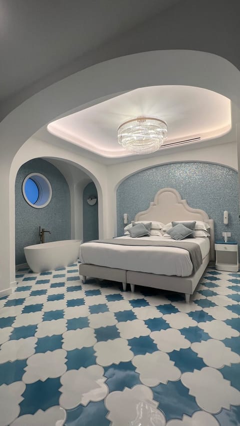 Classic Double or Twin Room | In-room safe, desk, blackout drapes, soundproofing