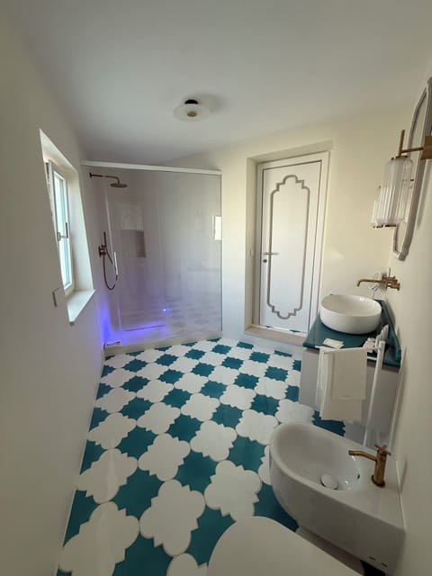 Executive Double or Twin Room, Balcony, City View | Bathroom | Hair dryer, bathrobes, slippers, towels