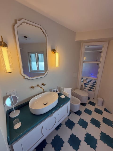 Executive Double or Twin Room, Balcony, City View | Bathroom | Hair dryer, bathrobes, slippers, towels