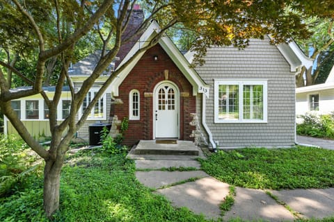 Cottage, House, Grass, Tree, Neighborhood